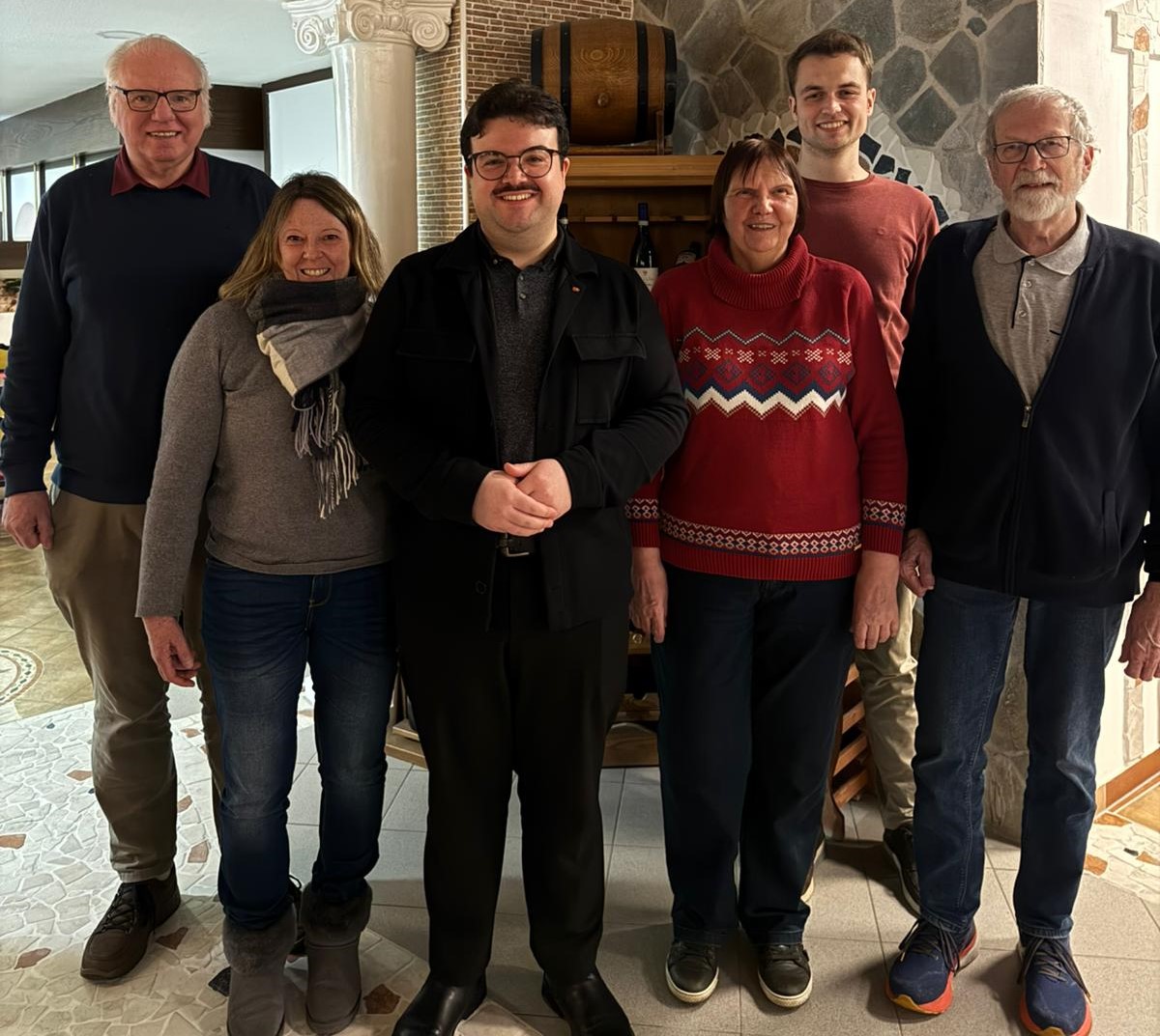 Gruppenbild mit Can Jerome Kurter und Mitgliedern des SPD-Ortsvorstands und der SPD/UB-Fraktion