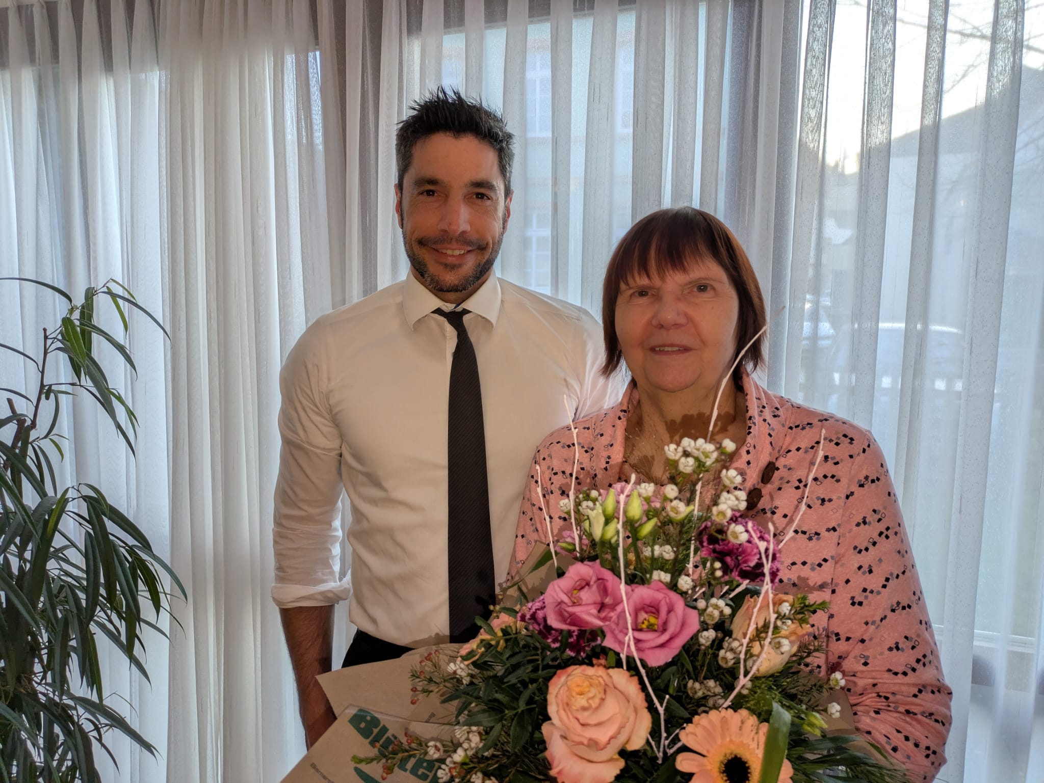 Bürgermeister Nick Schuppert gratuliert der Ortsvorsitzenden Hildegard Buchwitz-Schmidt zum 75. Geburtstag.