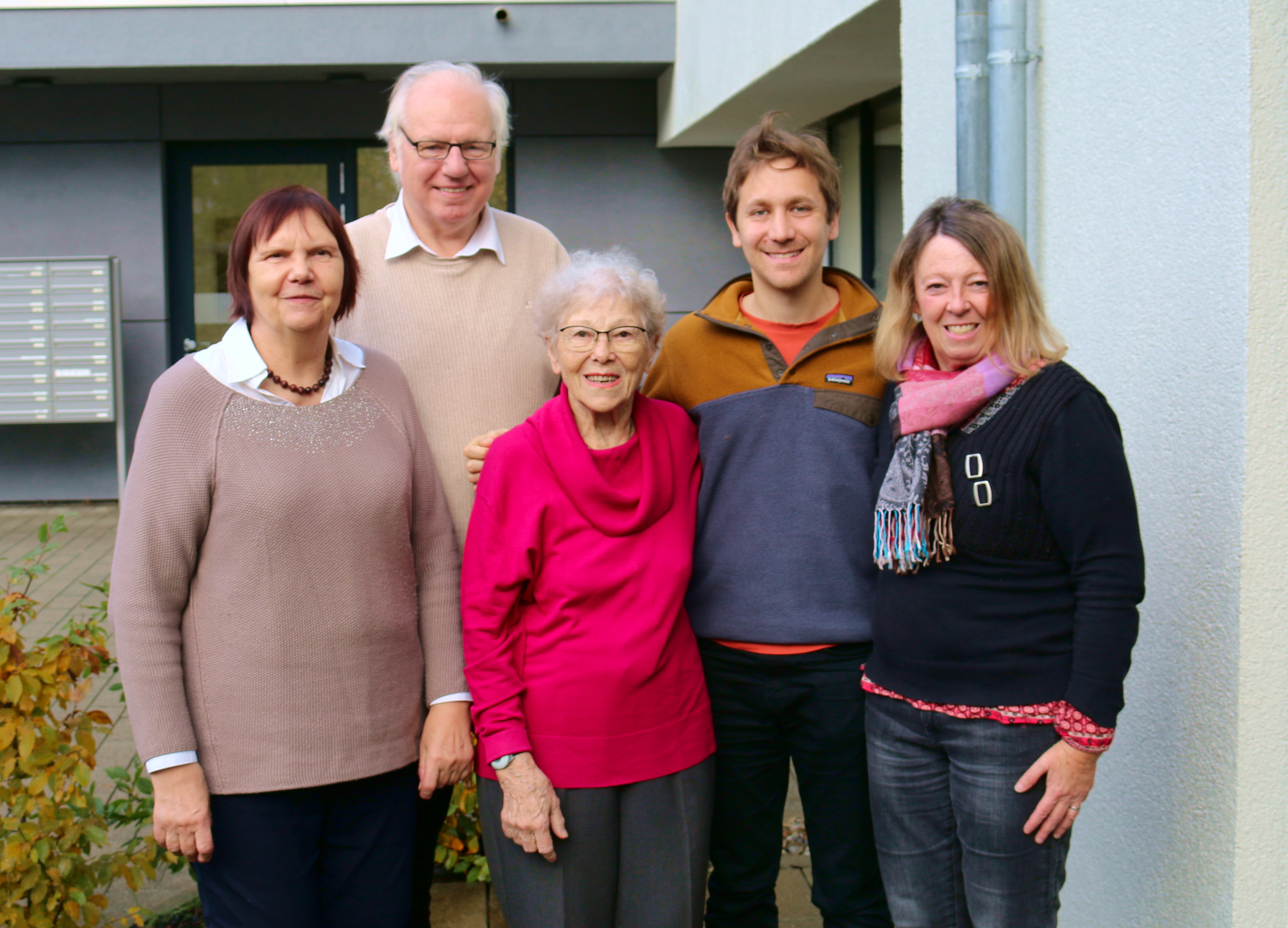 Mathilde Simpfendörfer mit den Enkel Lucien und Mitgliedern des SPD-Ortsvorstands