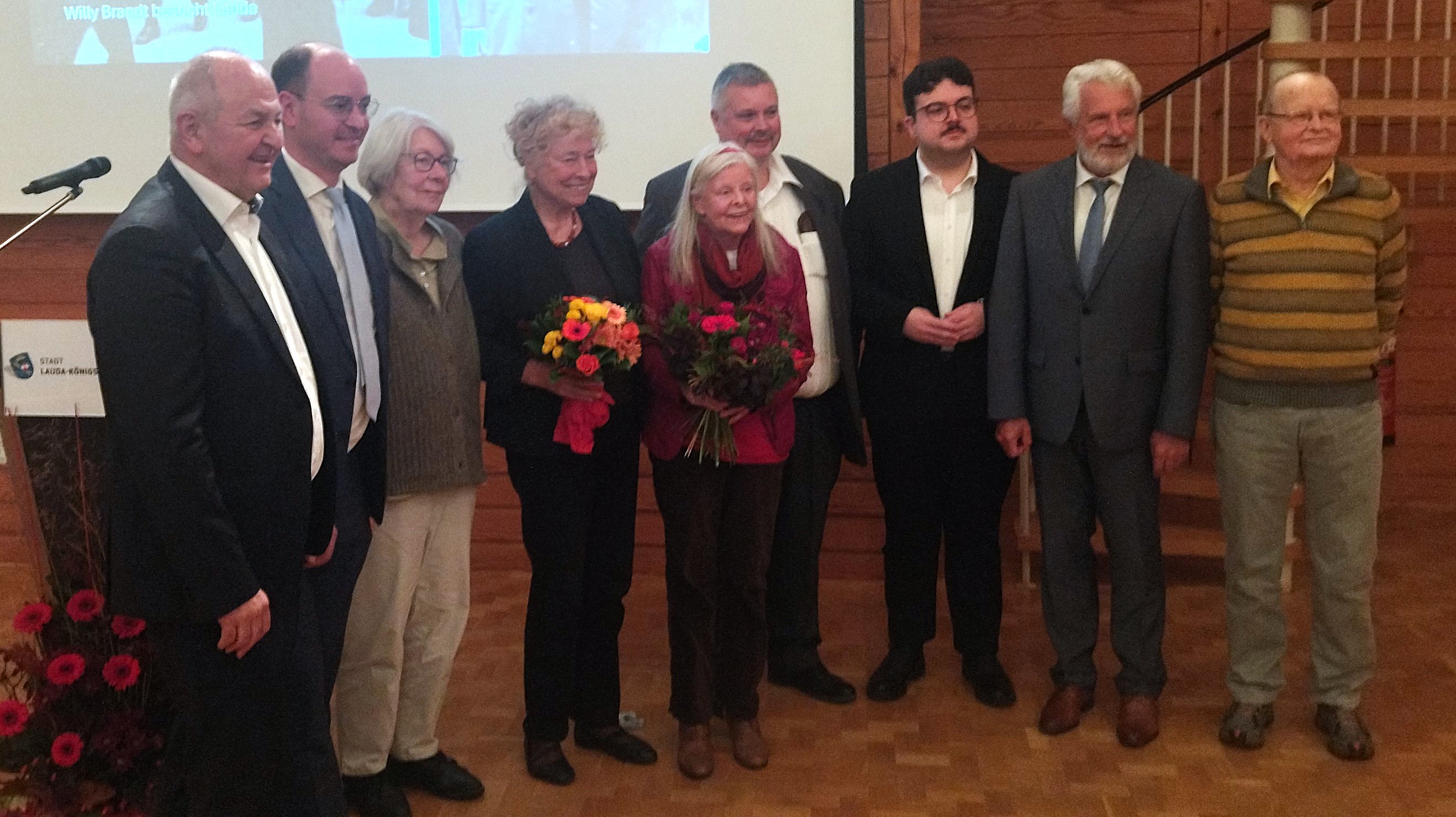 Ruth Römig und Frau Prof. Dr. Gesine Schwan im Kreise der Laudatoren